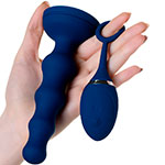 Синяя вибропробка для анальных ласк с пультом ДУ Toyfa O'Play Wave в руке