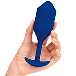Синий анальный плаг b-Vibe Vibrating Snug Plug 4 в руке