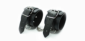 Кожаные черные наручники